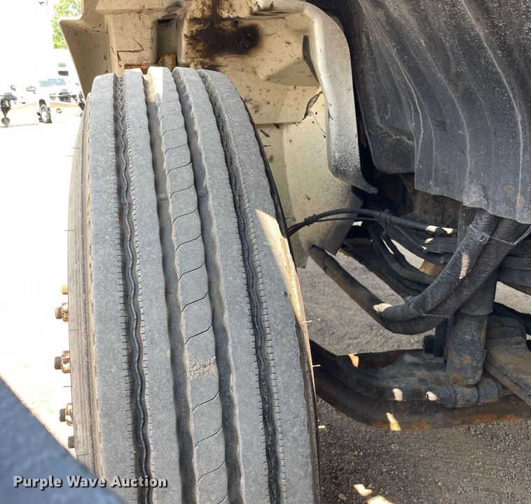 image for item DS8864 2006 International 4300  spreader truck