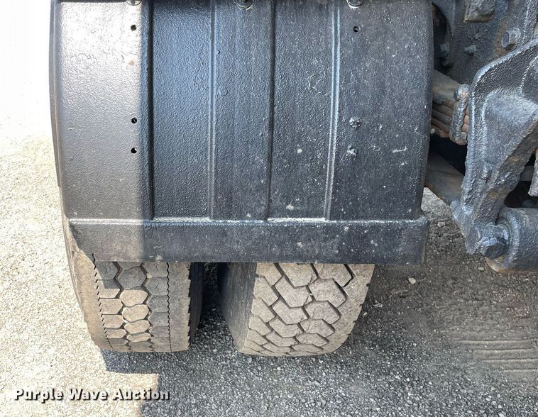 image for item DS8864 2006 International 4300  spreader truck