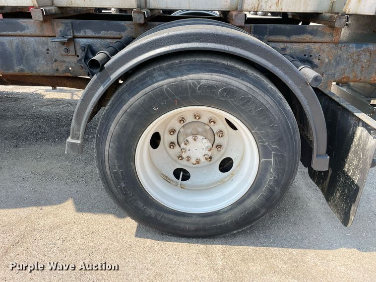 image for item DS8864 2006 International 4300  spreader truck