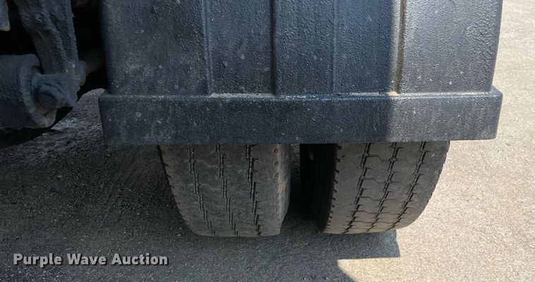 image for item DS8864 2006 International 4300  spreader truck