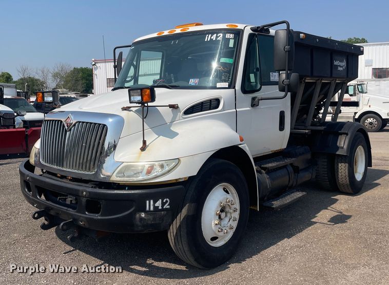 image for item DS8865 2004 International 4300  spreader truck