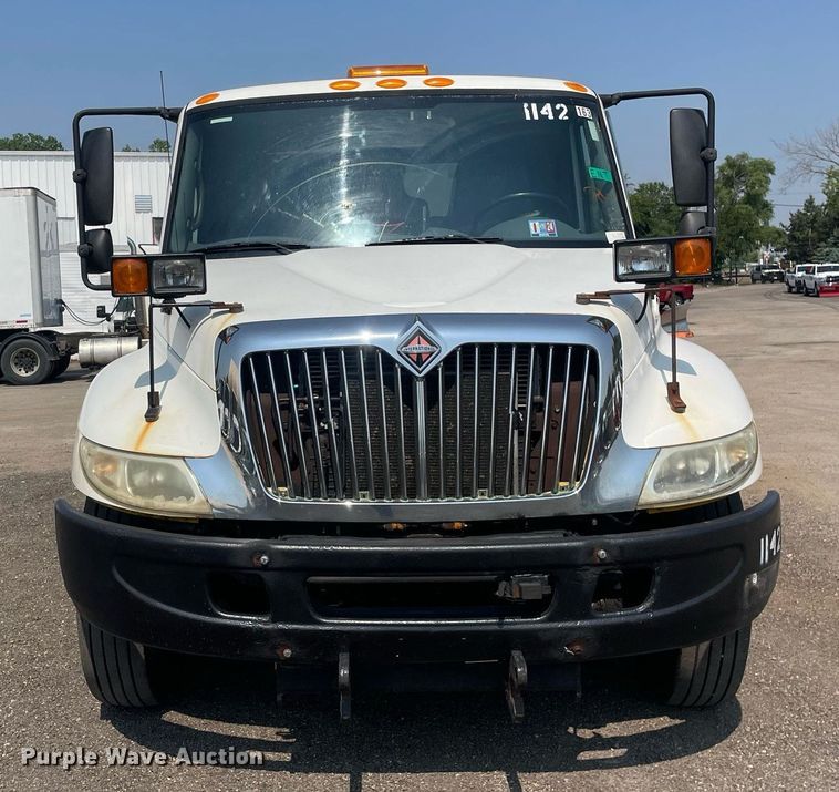 image for item DS8865 2004 International 4300  spreader truck