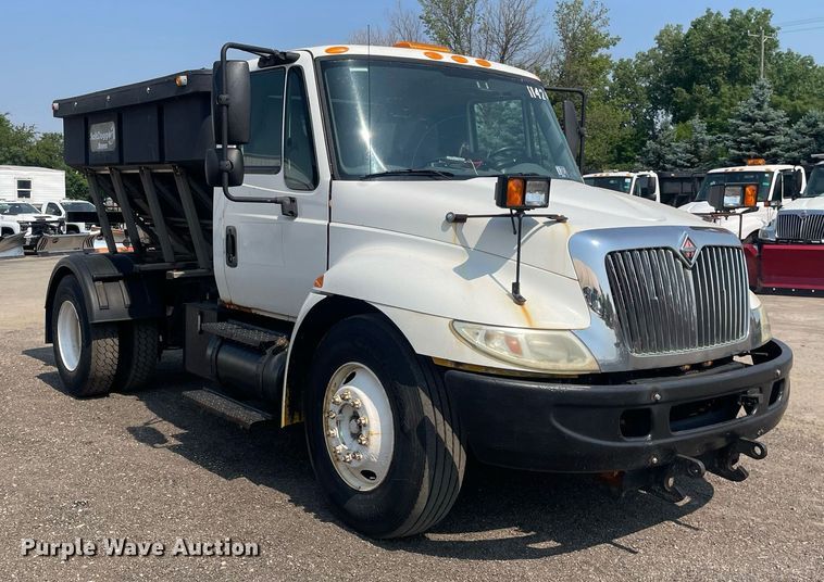 image for item DS8865 2004 International 4300  spreader truck