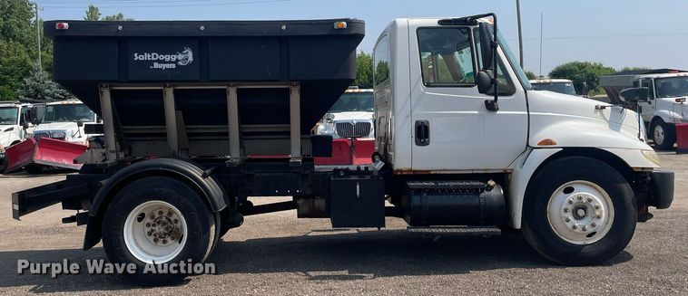 image for item DS8865 2004 International 4300  spreader truck