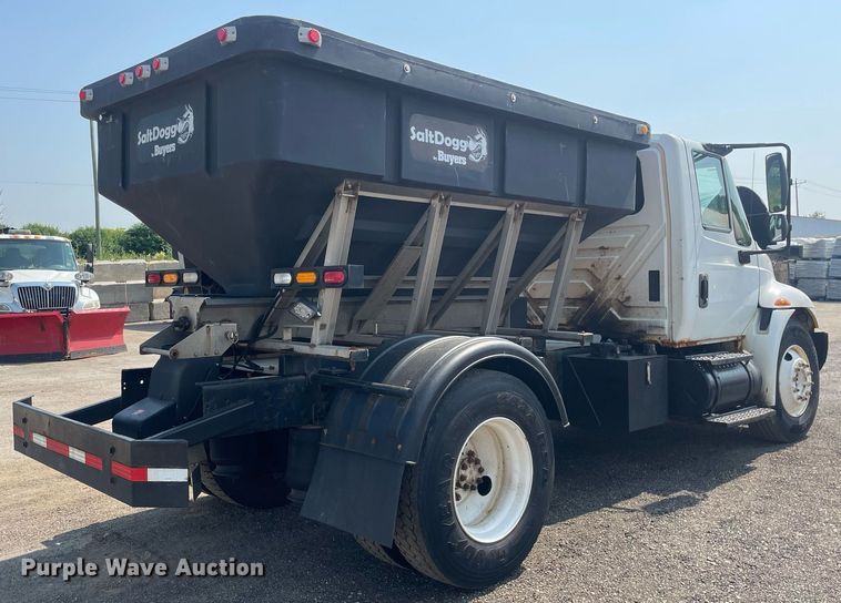 image for item DS8865 2004 International 4300  spreader truck