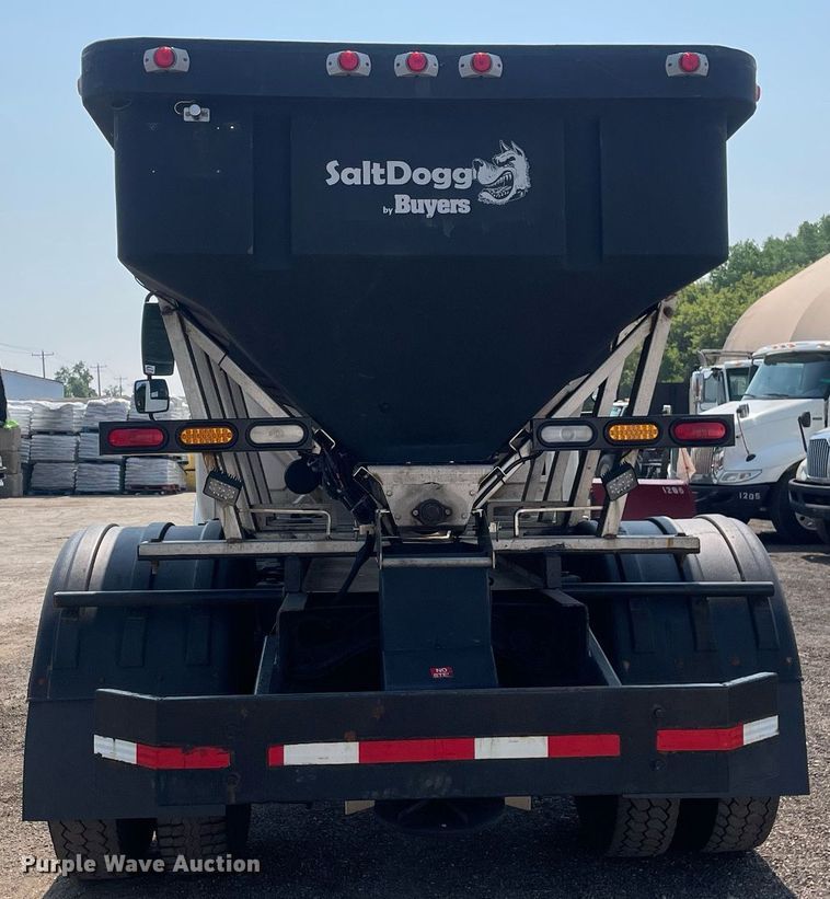 image for item DS8865 2004 International 4300  spreader truck