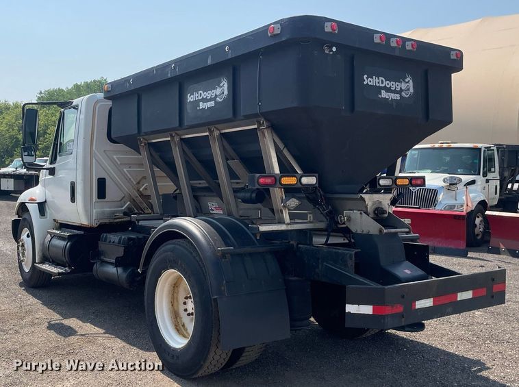 image for item DS8865 2004 International 4300  spreader truck