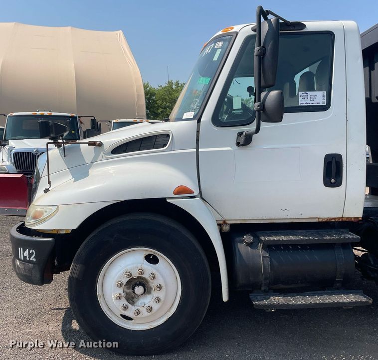 image for item DS8865 2004 International 4300  spreader truck