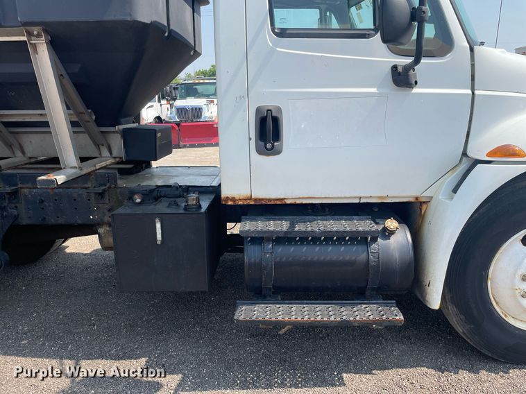 image for item DS8865 2004 International 4300  spreader truck