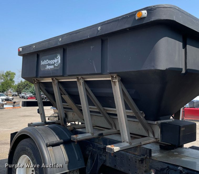 image for item DS8865 2004 International 4300  spreader truck