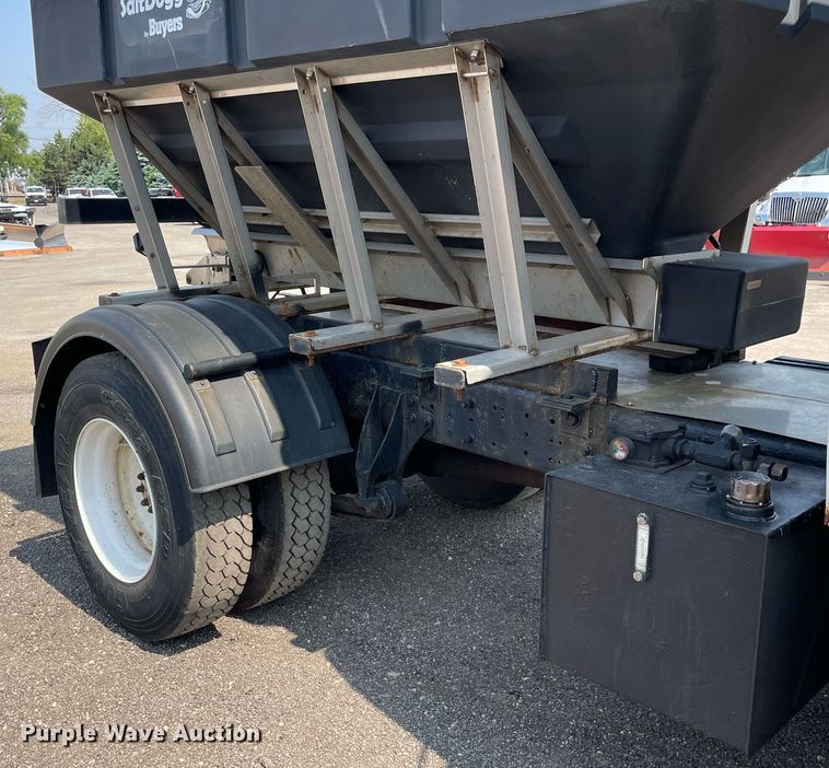 image for item DS8865 2004 International 4300  spreader truck