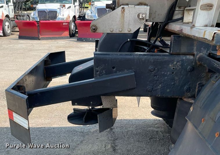 image for item DS8865 2004 International 4300  spreader truck