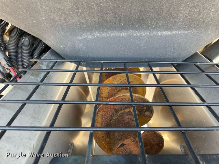 image for item DS8865 2004 International 4300  spreader truck