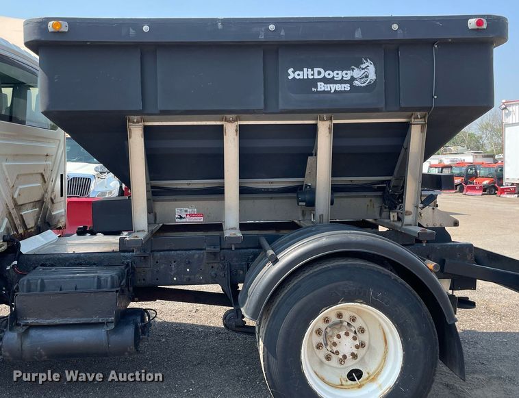 image for item DS8865 2004 International 4300  spreader truck