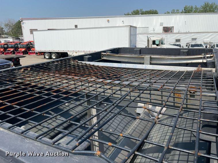 image for item DS8865 2004 International 4300  spreader truck