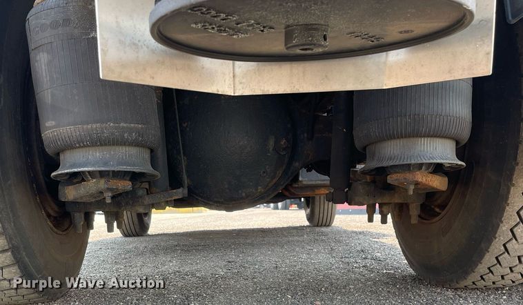 image for item DS8865 2004 International 4300  spreader truck