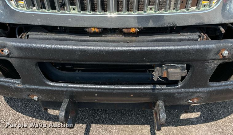 image for item DS8865 2004 International 4300  spreader truck