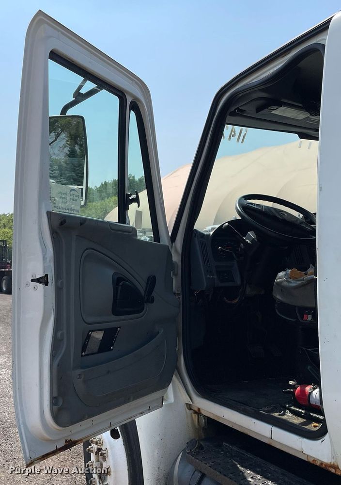 image for item DS8865 2004 International 4300  spreader truck