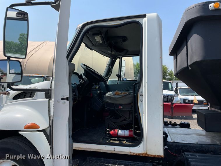 image for item DS8865 2004 International 4300  spreader truck