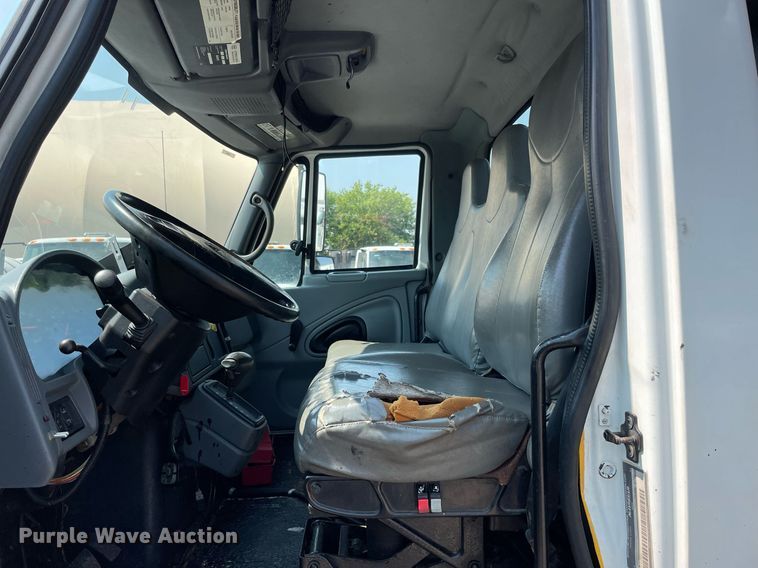 image for item DS8865 2004 International 4300  spreader truck