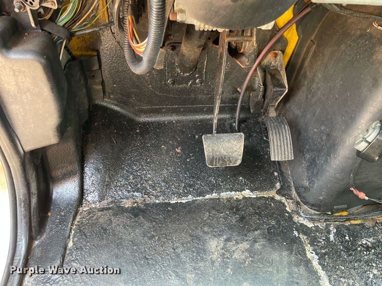 image for item DS8865 2004 International 4300  spreader truck