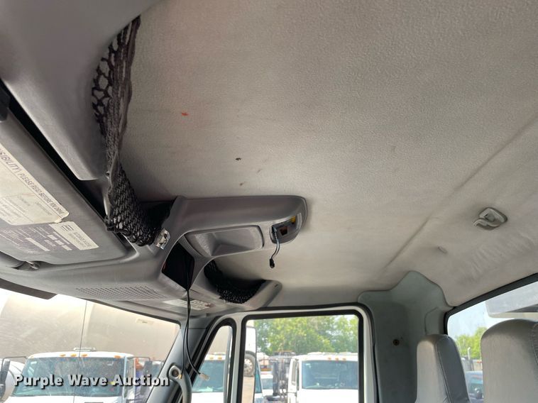 image for item DS8865 2004 International 4300  spreader truck