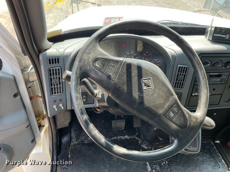 image for item DS8865 2004 International 4300  spreader truck