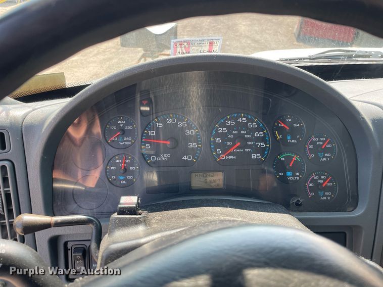 image for item DS8865 2004 International 4300  spreader truck