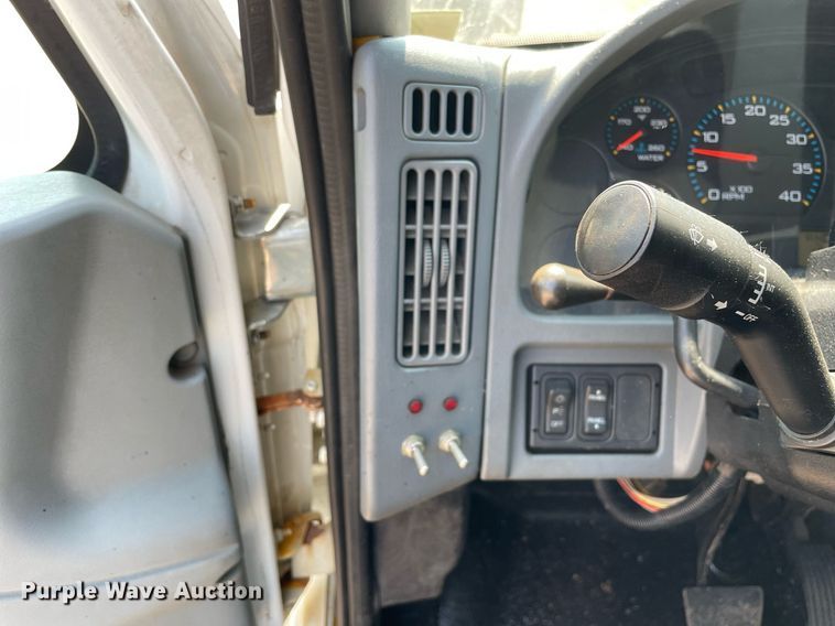 image for item DS8865 2004 International 4300  spreader truck