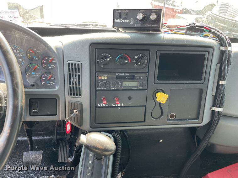 image for item DS8865 2004 International 4300  spreader truck