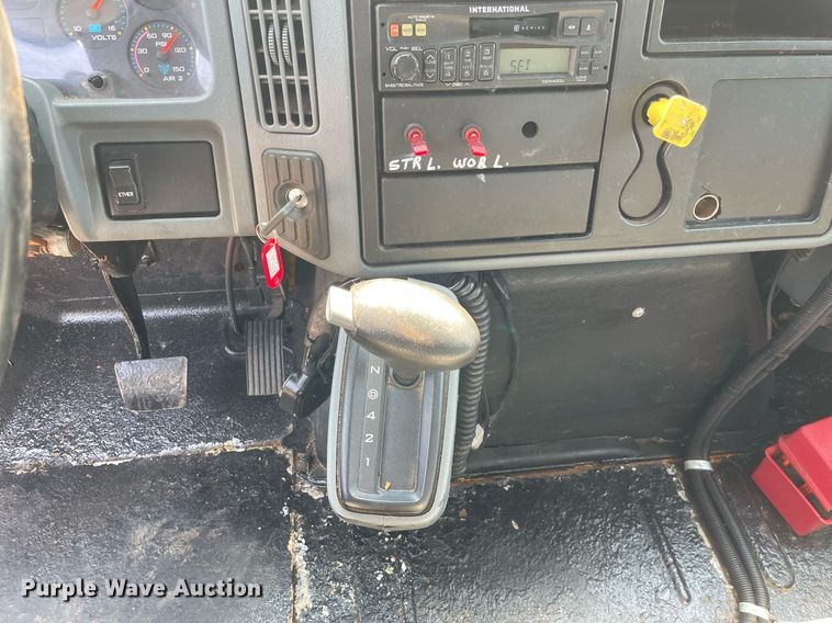 image for item DS8865 2004 International 4300  spreader truck