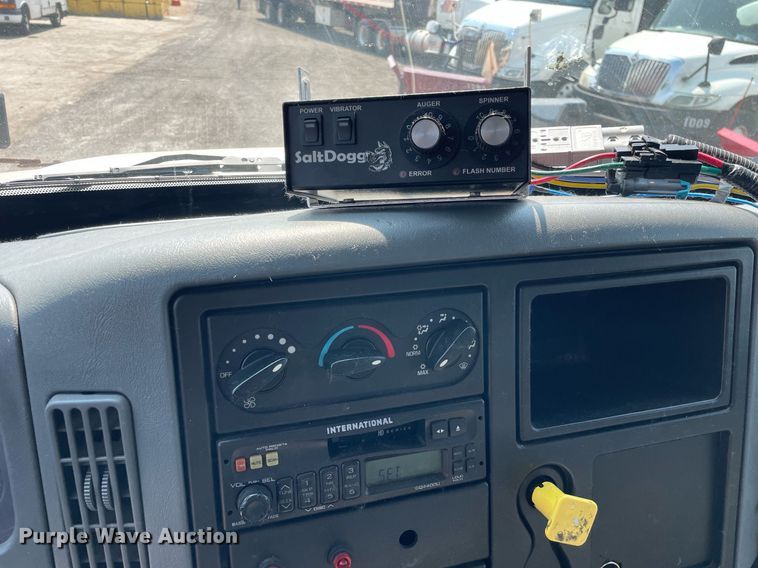 image for item DS8865 2004 International 4300  spreader truck