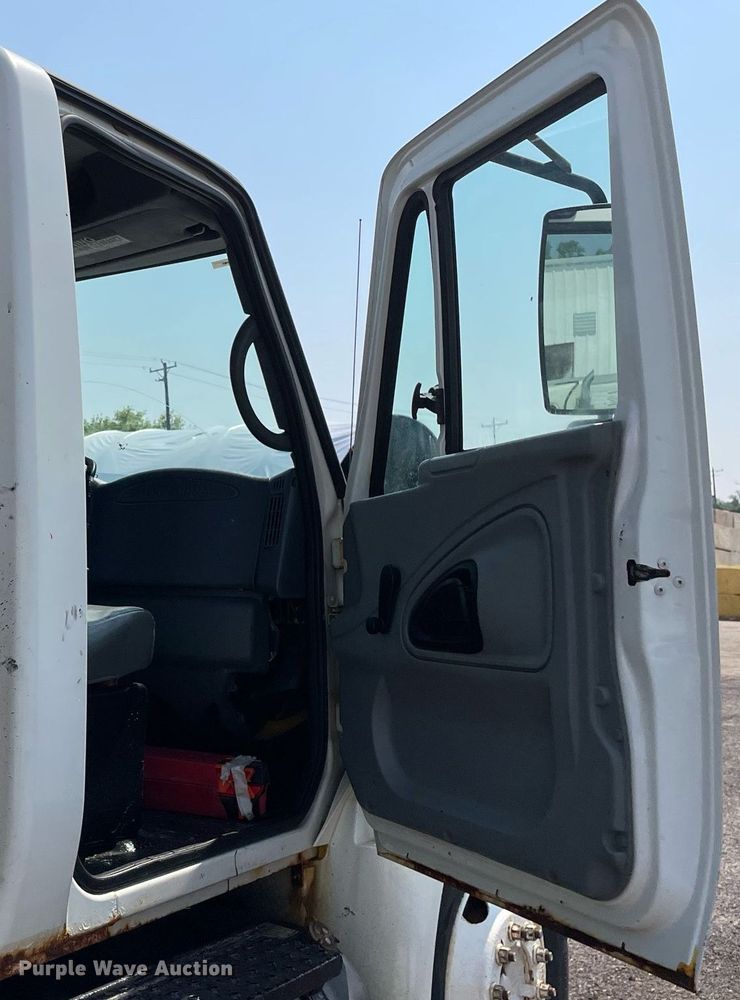 image for item DS8865 2004 International 4300  spreader truck