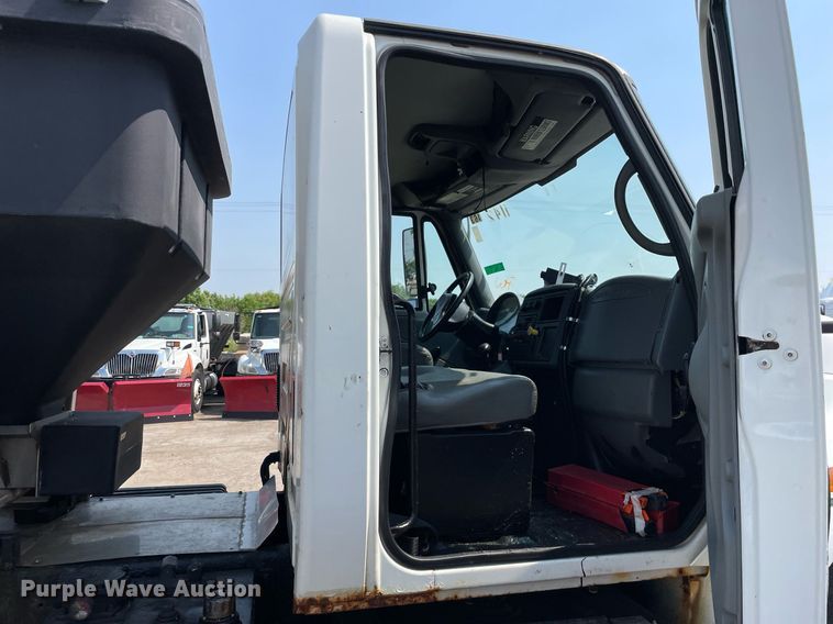 image for item DS8865 2004 International 4300  spreader truck