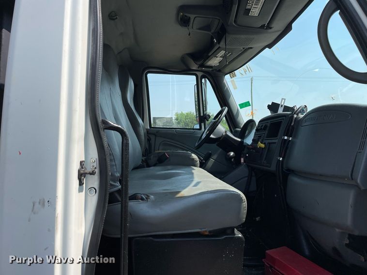 image for item DS8865 2004 International 4300  spreader truck