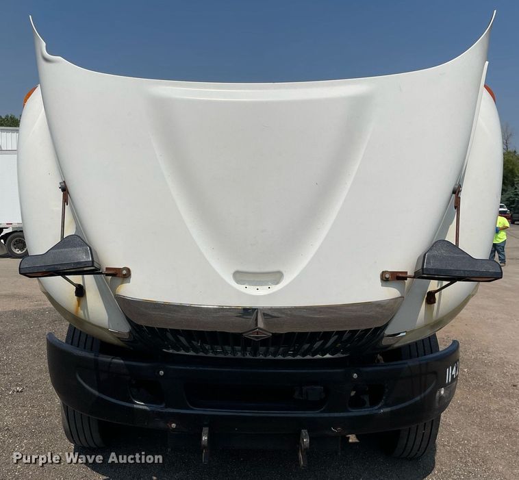 image for item DS8865 2004 International 4300  spreader truck