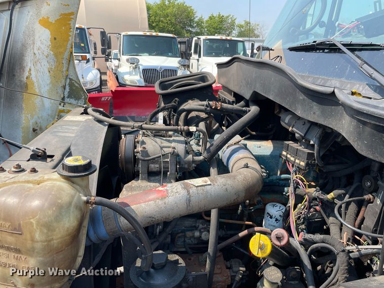 image for item DS8865 2004 International 4300  spreader truck