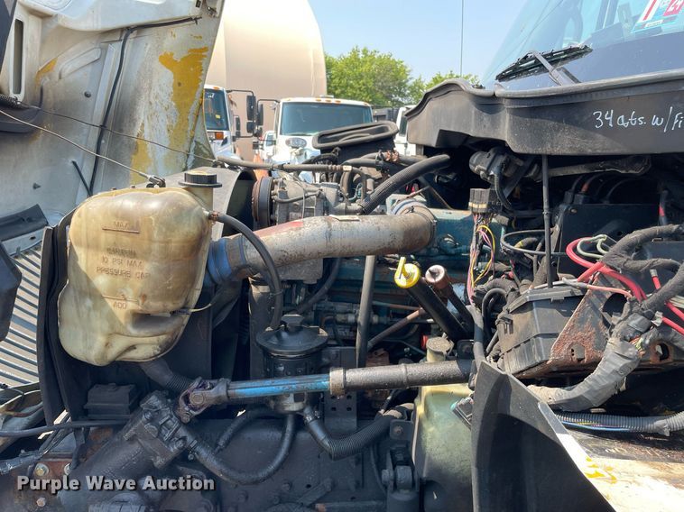 image for item DS8865 2004 International 4300  spreader truck