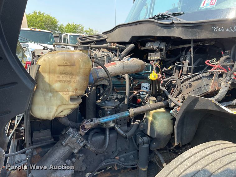 image for item DS8865 2004 International 4300  spreader truck