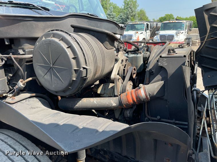 image for item DS8865 2004 International 4300  spreader truck