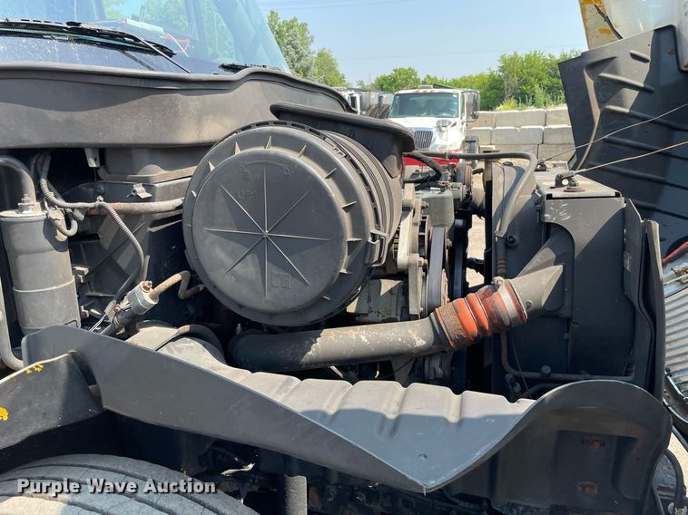 image for item DS8865 2004 International 4300  spreader truck