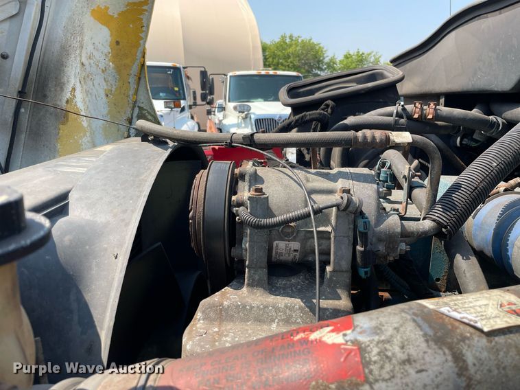 image for item DS8865 2004 International 4300  spreader truck