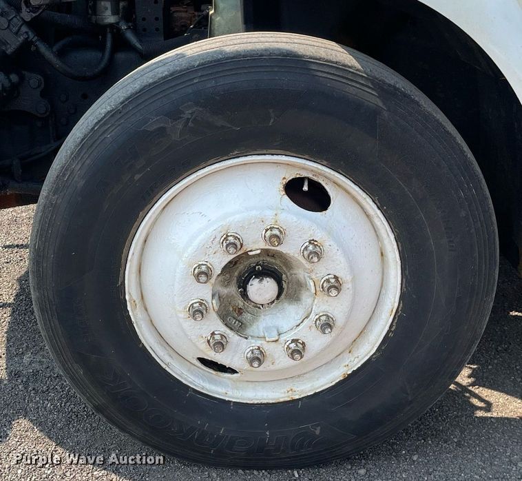 image for item DS8865 2004 International 4300  spreader truck