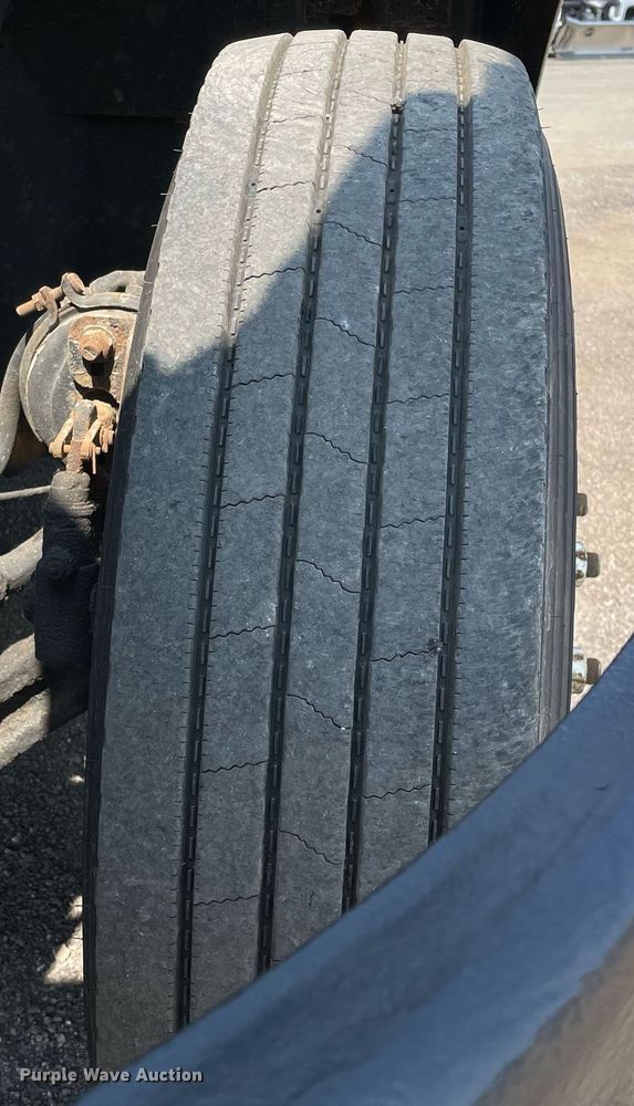 image for item DS8865 2004 International 4300  spreader truck