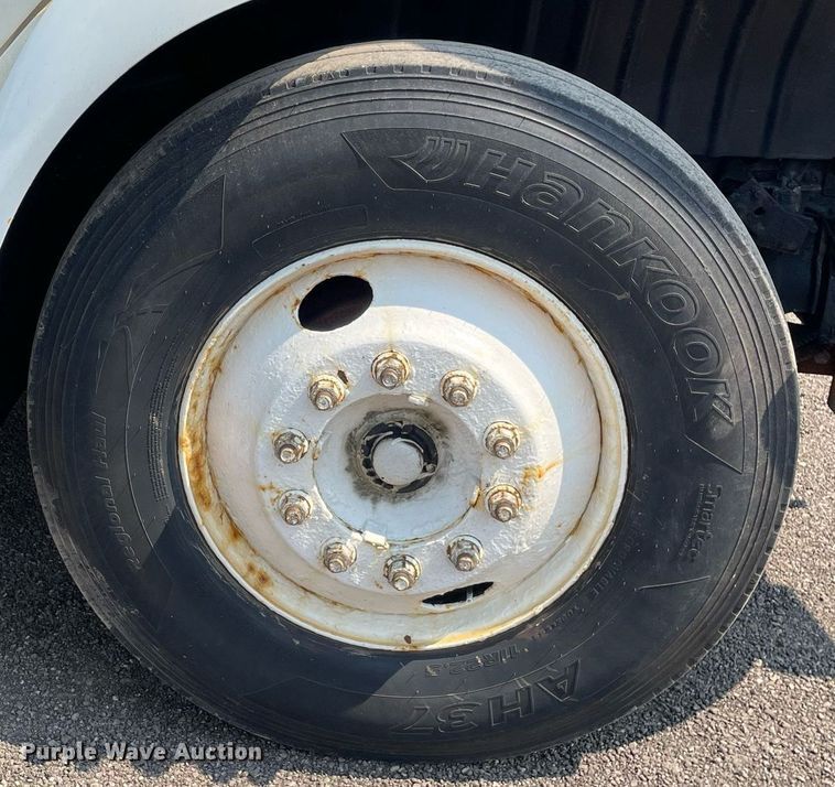 image for item DS8865 2004 International 4300  spreader truck