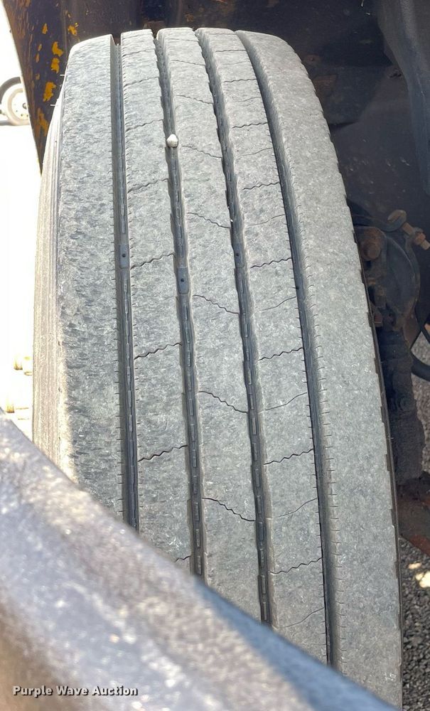 image for item DS8865 2004 International 4300  spreader truck