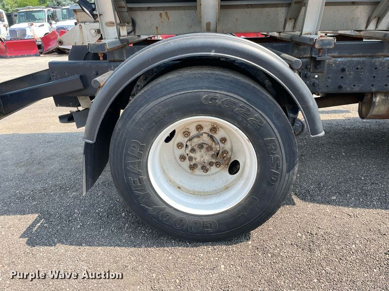 image for item DS8865 2004 International 4300  spreader truck