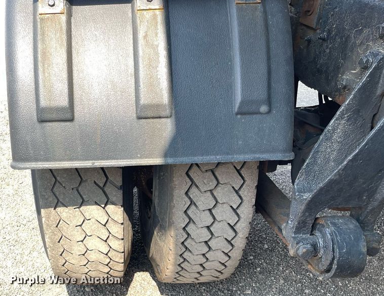 image for item DS8865 2004 International 4300  spreader truck