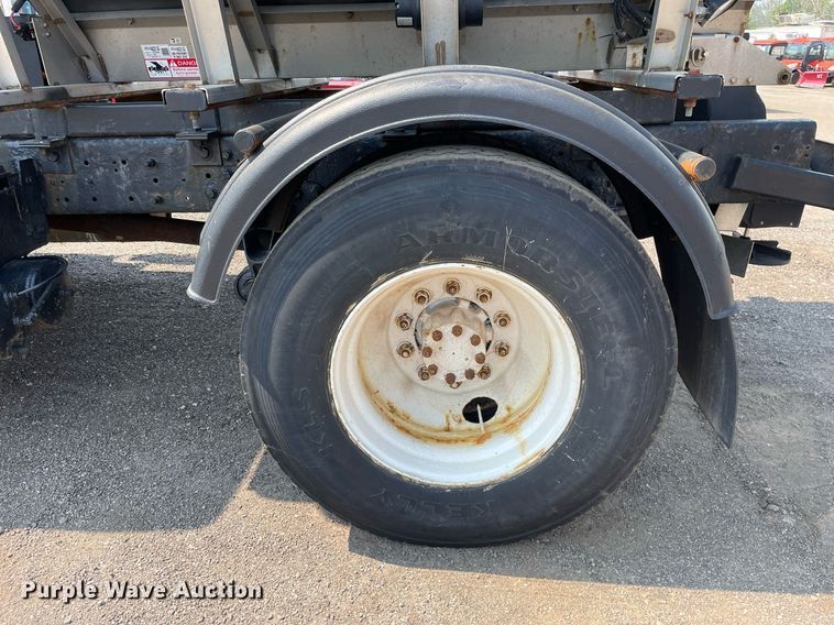 image for item DS8865 2004 International 4300  spreader truck