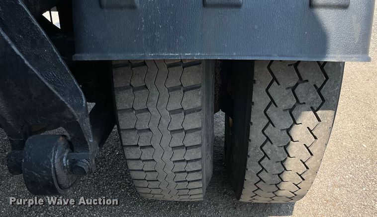 image for item DS8865 2004 International 4300  spreader truck